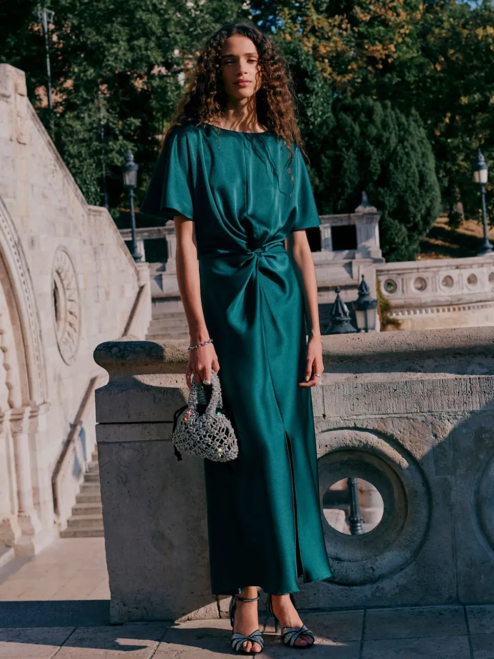 Vert émeraude - Robe mi-longue texturée en Satin à Manches courtes torsadée sur le devant