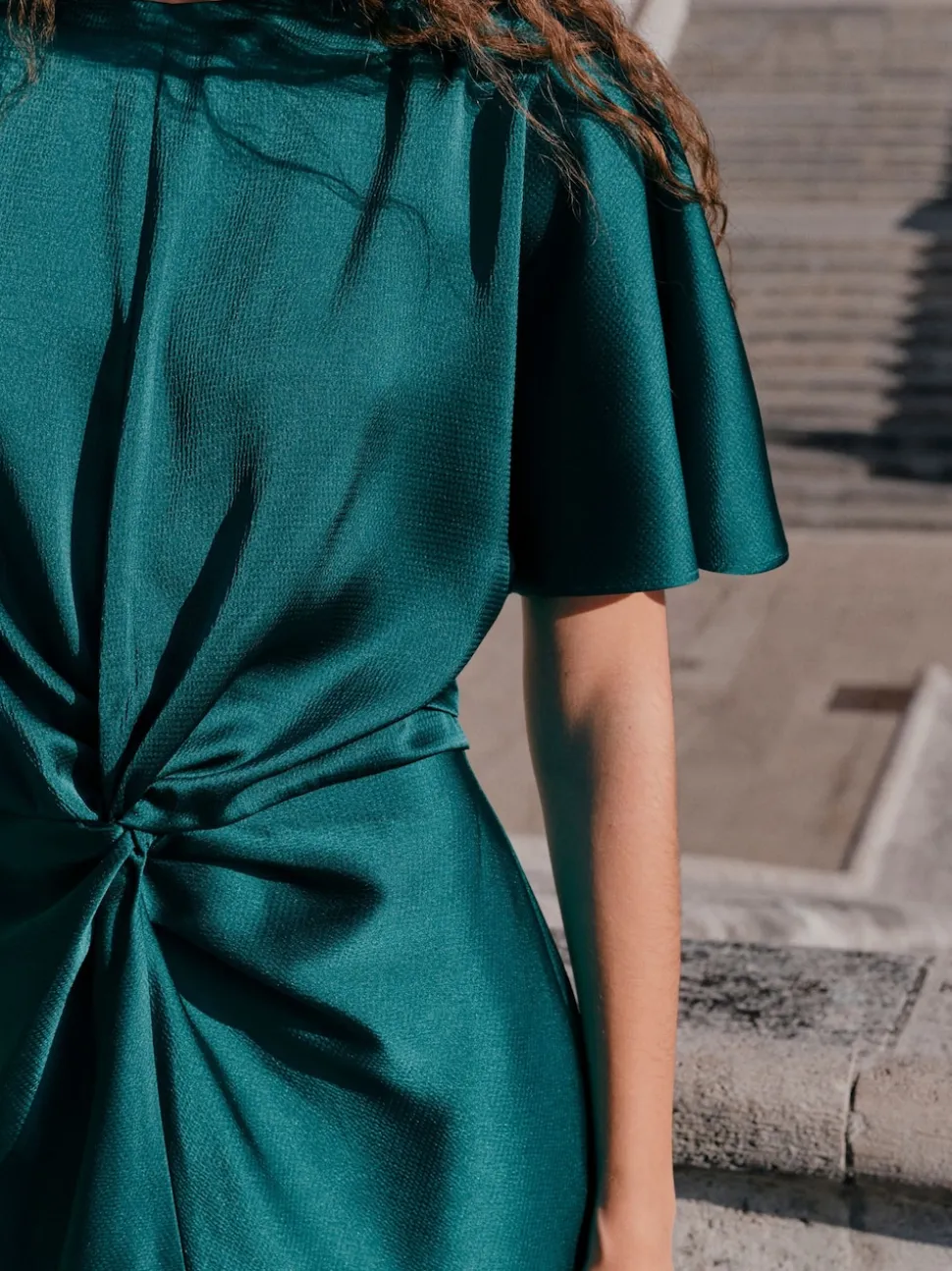 Vert émeraude - Robe mi-longue texturée en Satin à Manches courtes torsadée sur le devant
