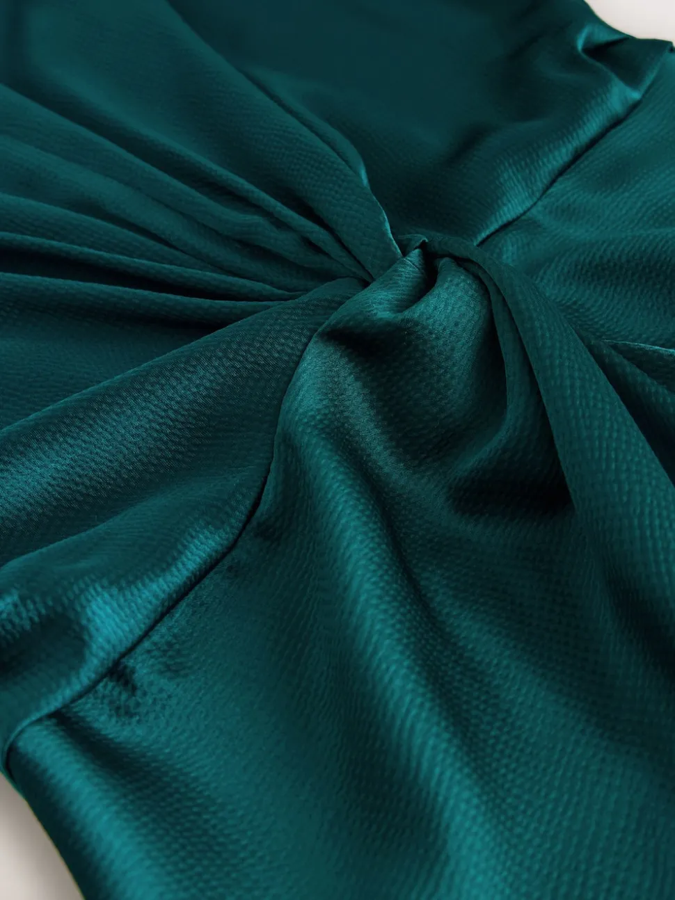 Vert émeraude - Robe mi-longue texturée en Satin à Manches courtes torsadée sur le devant