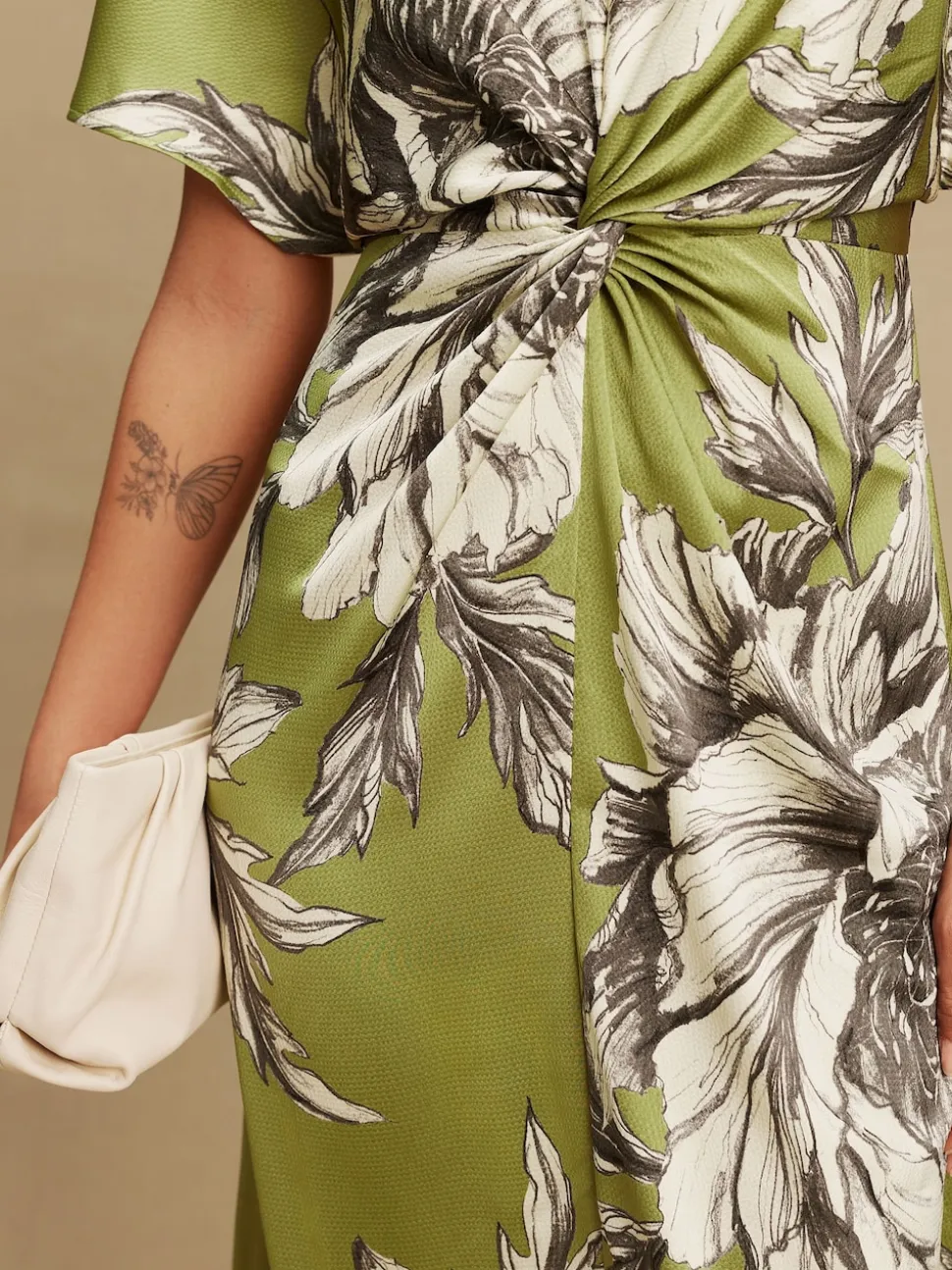 Vert/Ecru - Robe mi-longue texturée en Satin à Manches courtes torsadée sur le devant