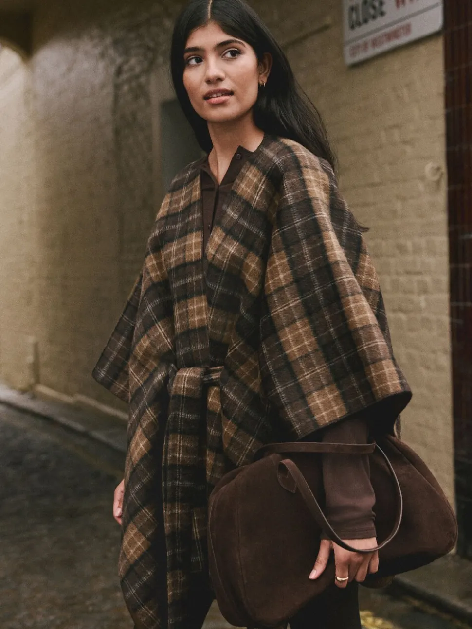 Vérification Brown - Poncho cape enveloppant sur le devant
